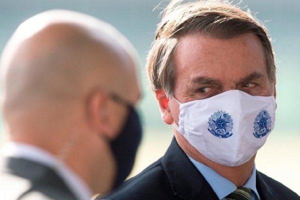 Bolsonaro hace chistes con el coronavirus mientras crecen los muertos