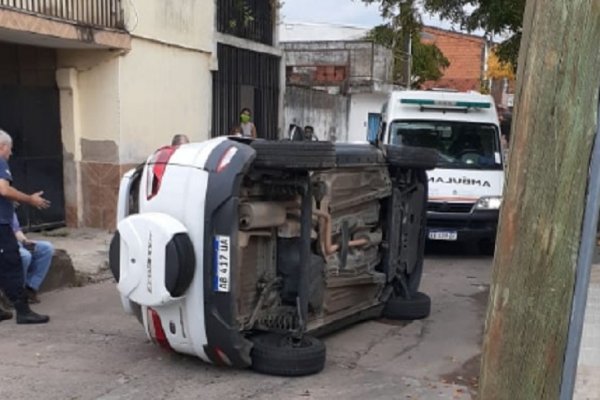 Corrientes: Conductor quiso atender una llamada, perdió el control y terminó volcando