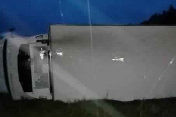 Corrientes: Volcó camión cargado con lácteos en la Autovía 14