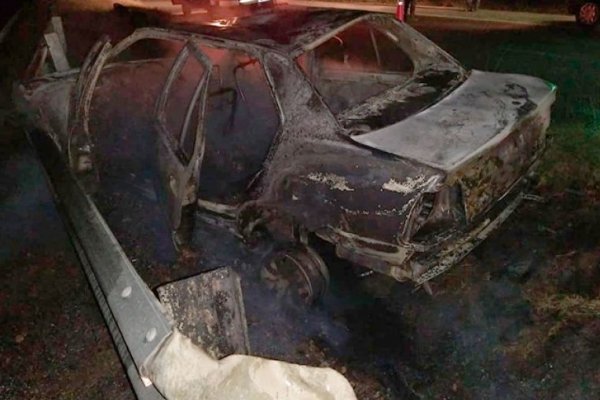 Remis que viajaba desde Corrientes chocó y se incendió por Ruta 12