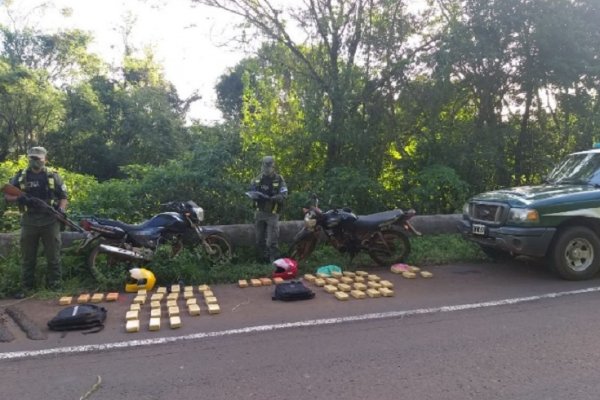 Misiones: Abandonan dos motos con más de 39 kilos de marihuana ocultos en mochilas