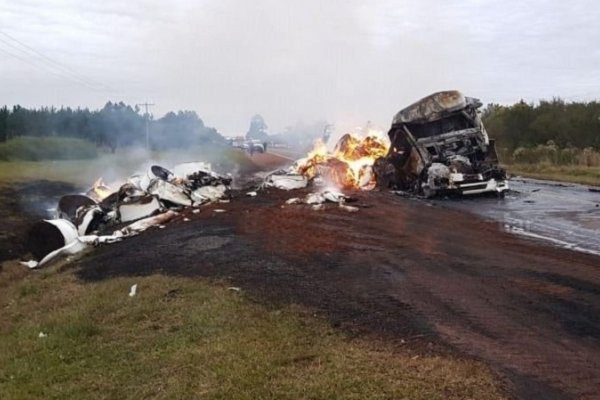 Santo Tomé: Un camión chocó contra otro y se incendió por completo en la Ruta 14