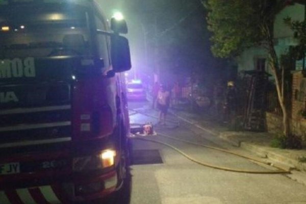 Corrientes: Rescataron a una familia atrapada durante el incendio de su vivienda