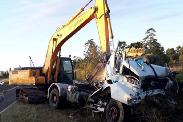 Falleció el camionero que había despistado y volcado en Goya