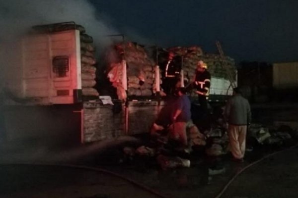 Incendio de gran magnitud en un camión con bolsas de carbón