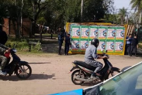 Policías recuperaron 16 carteles de publicidad sustraídos