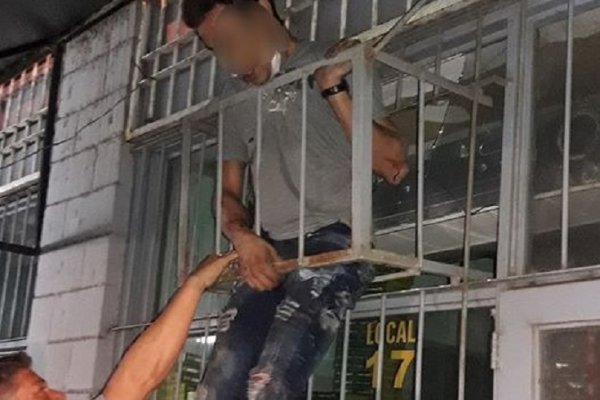 Insólito: Quiso robar en un negocio y quedó atrapado