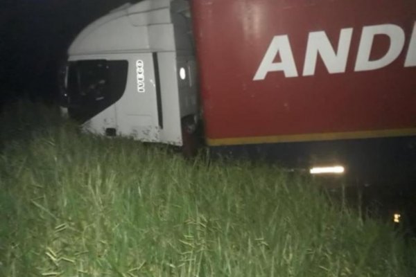 Un camión vuelca en el límite entre Corrientes y Misiones