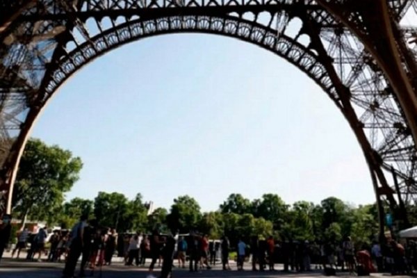 Francia: después de 104 días, la Torre Eiffel reabrió sus puertas en París
