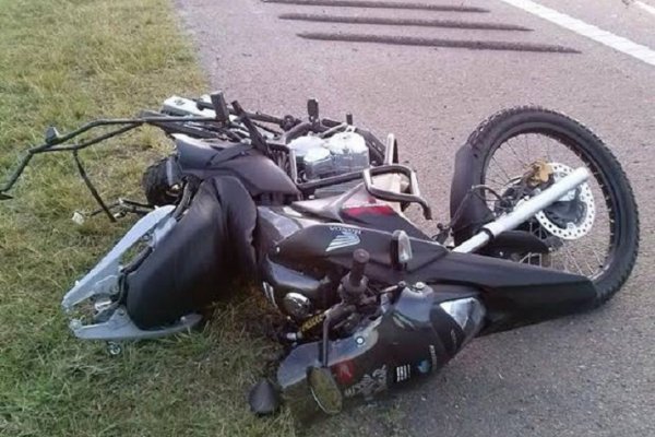 Perdió el control de su moto, chocó un poste y murió