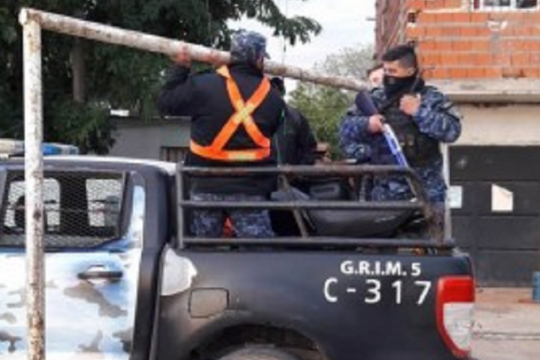 Punto final: Policías quitaron los arcos de una canchita de fútbol para que no jueguen más