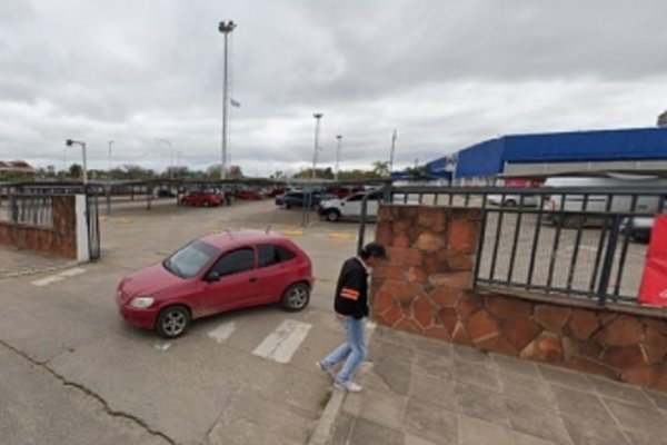 Corrientes: Policía retirado baleó a motochorros en el estacionamiento de un hipermercado