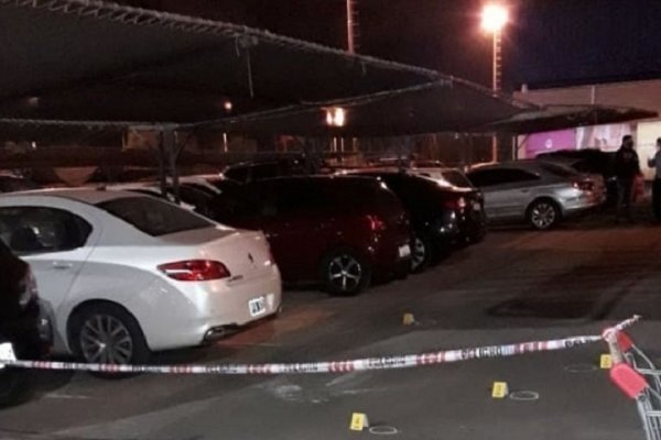 Arrebato en hipermercado: Entregó el arma el policía que efectuó los disparos a los motochorros