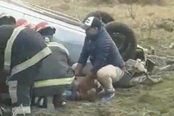 Cuatro heridos tras despiste y vuelco de un auto en Goya