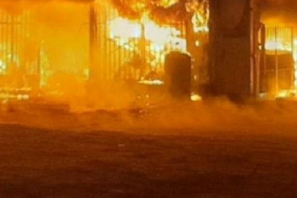 Voraz incendio en un local de agroquímicos en el acceso a Goya