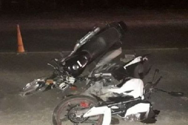 Dos motociclistas terminaron con heridas al chocar de frente