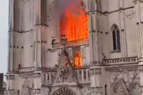 Francia: Un voraz incendio causa graves daños en la catedral de Nantes