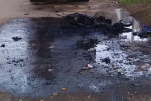 Una moto terminó en llamas al chocar contra un camión recolector de residuos