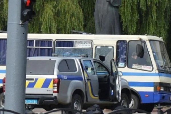 Tensión en Ucrania: Enojado con el Gobierno, secuestró a 20 personas en un colectivo