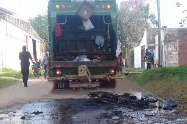 Corrientes: Salió ileso tras el incendio de su moto al quedar debajo de un camión