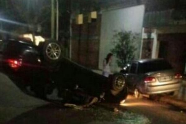 Saladas: Conductor volcó al despistar y chocar contra un auto estacionado