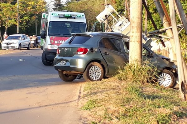 Transformador cayó sobre un vehículo en Saladas