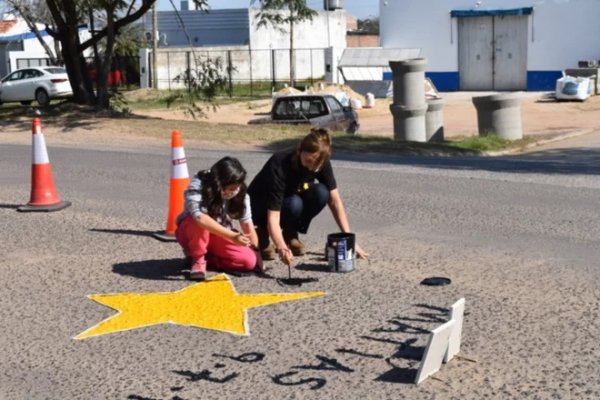 Familiares de víctimas de accidentes pintaron estrellas amarillas