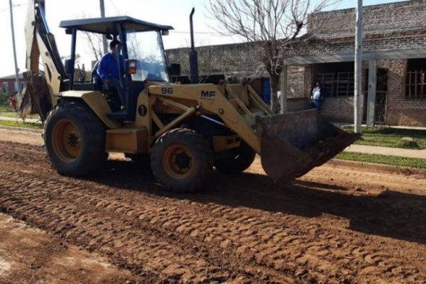 Enripiado y compactado de calles en barrio Santa Bárbara