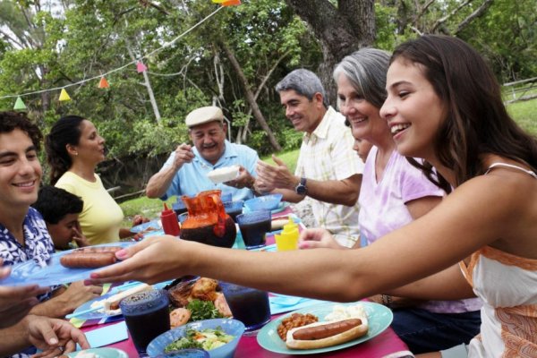 Corrientes da marcha atrás y acatará la prohibición de reuniones sociales y familiares