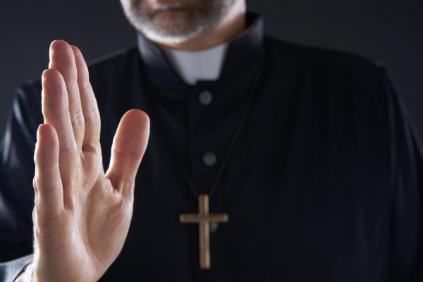 Sacerdote denunciado por abuso fue apartado de la parroquia donde estaba