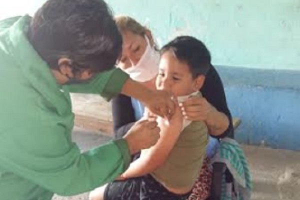 Campaña de vacunación en el asentamiento del barrio Esperanza