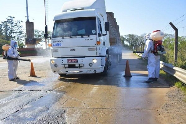 Paso de los Libres: Continúa la desinfección de camiones en el ingreso al país