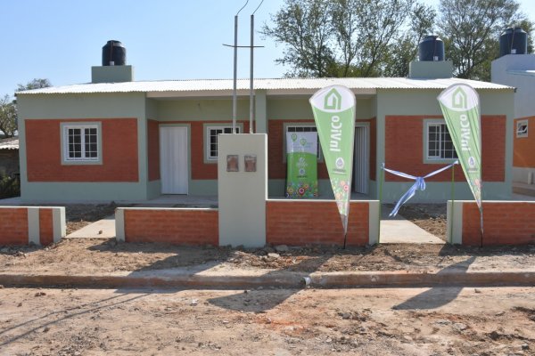 Valdés entregó viviendas en el Bañado Sur