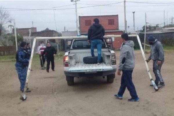 Jugaban al fútbol en plena pandemia y la Policía sacó los arcos