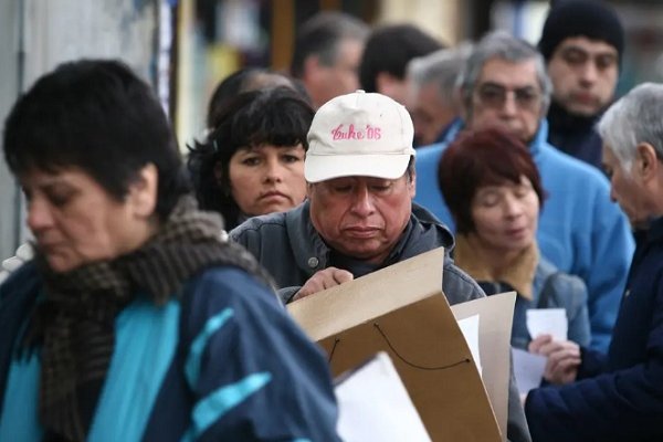 En mayo hubo 294.600 asalariados privados menos que hace un año