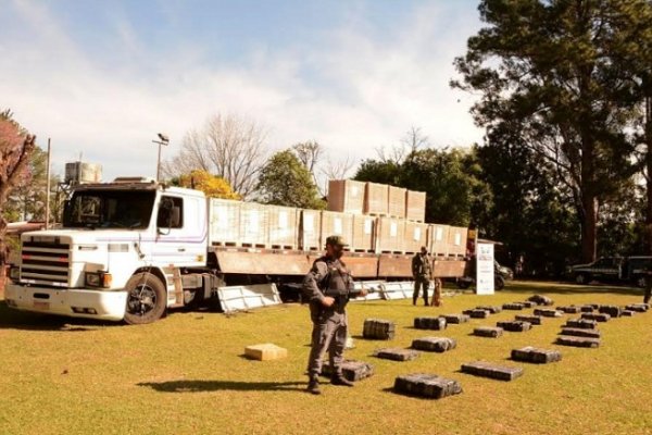 Misiones: Transportista brasilero es detenido con 760 kilos de marihuana ocultos en su camión