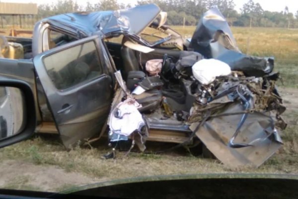 Impresionante accidente entre una camioneta y un camión