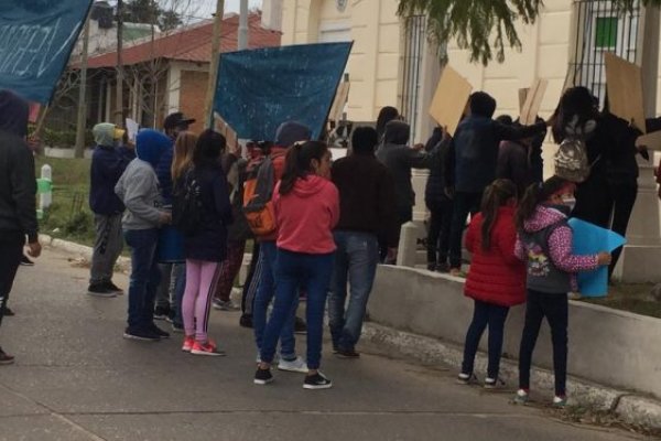 Marcharon pidiendo justicia por el hombre que murió en la Comisaría