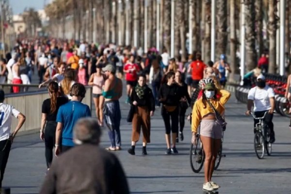 Rebrote de coronavirus en España: prohíben fumar en la calle y anuncian el cierre de boliches