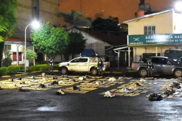 Intentó evadir control de Gendarmería con más de 900 kilos de marihuana