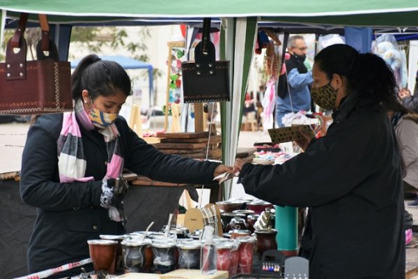 Otra exitosa presentación de la Feria de Artesanos en la plaza Cabral