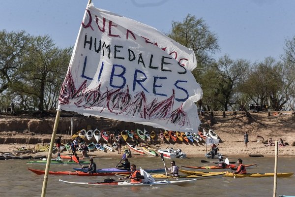 Rosario: 300 kayaks en el río Paraná para exigir una Ley de Humedales