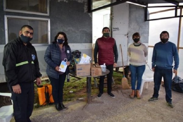 Escuela Parroquial de Mercedes entregó regalos al personal que trabaja en el acceso a la Ciudad