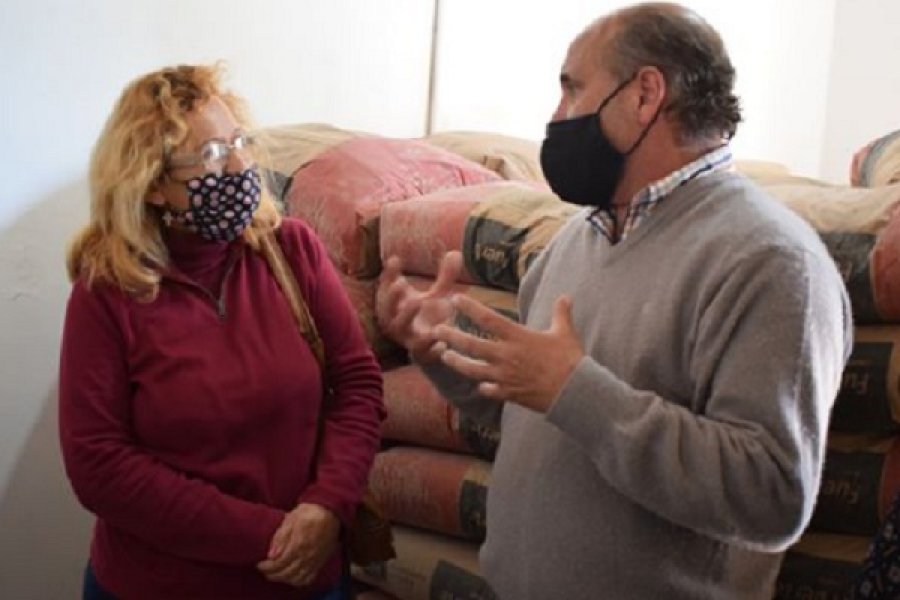 Mercedes: Vecinos entregaron bolsas de cemento al Intendente