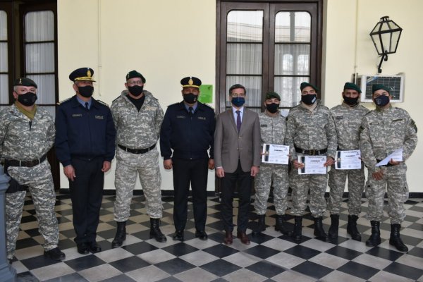 Reconocieron a policías que rescataron a una mujer y sus hijos