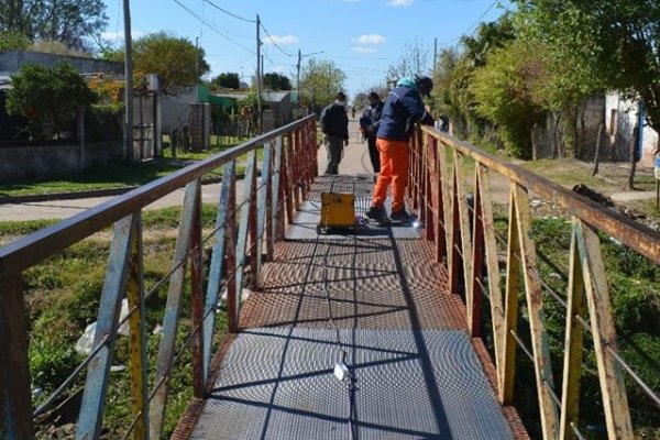 El Municipio realiza mantenimiento del puente peatonal en barrio Noroeste