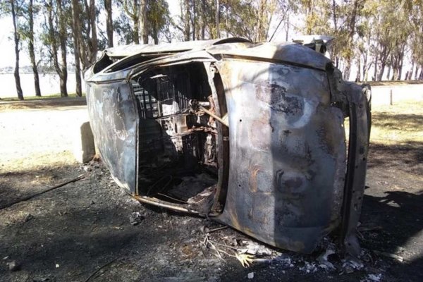 Monte Caseros: Despiste, vuelco e incendio de un automóvil