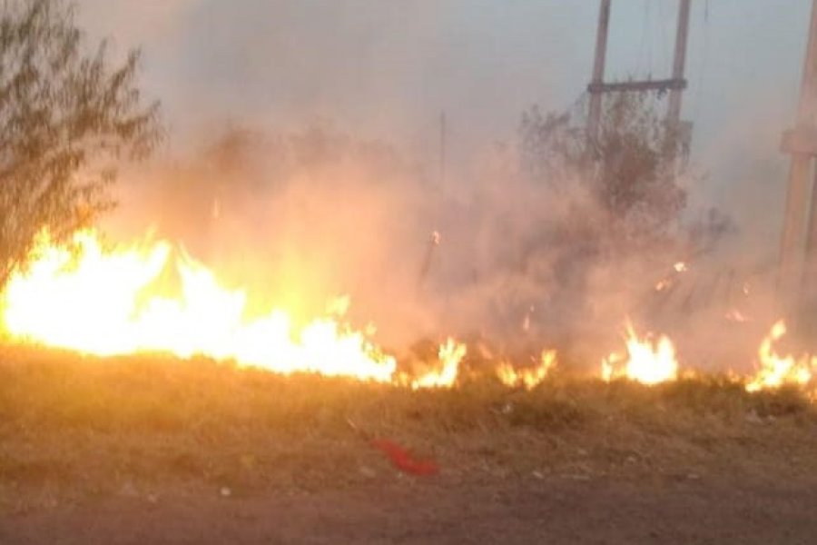 Bomberos combaten un voraz incendio en cercanías al Banco de Corrientes -  Policiales | Corrientes Hoy