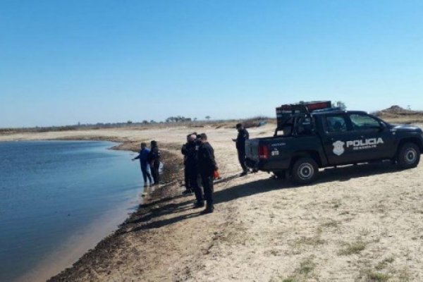 Una familia murió ahogada al caer con su camioneta a una laguna