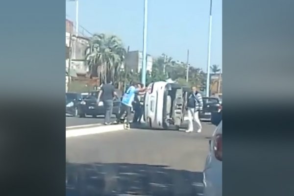 Perdió el control de su vehículo y dio vuelta campana en plena avenida